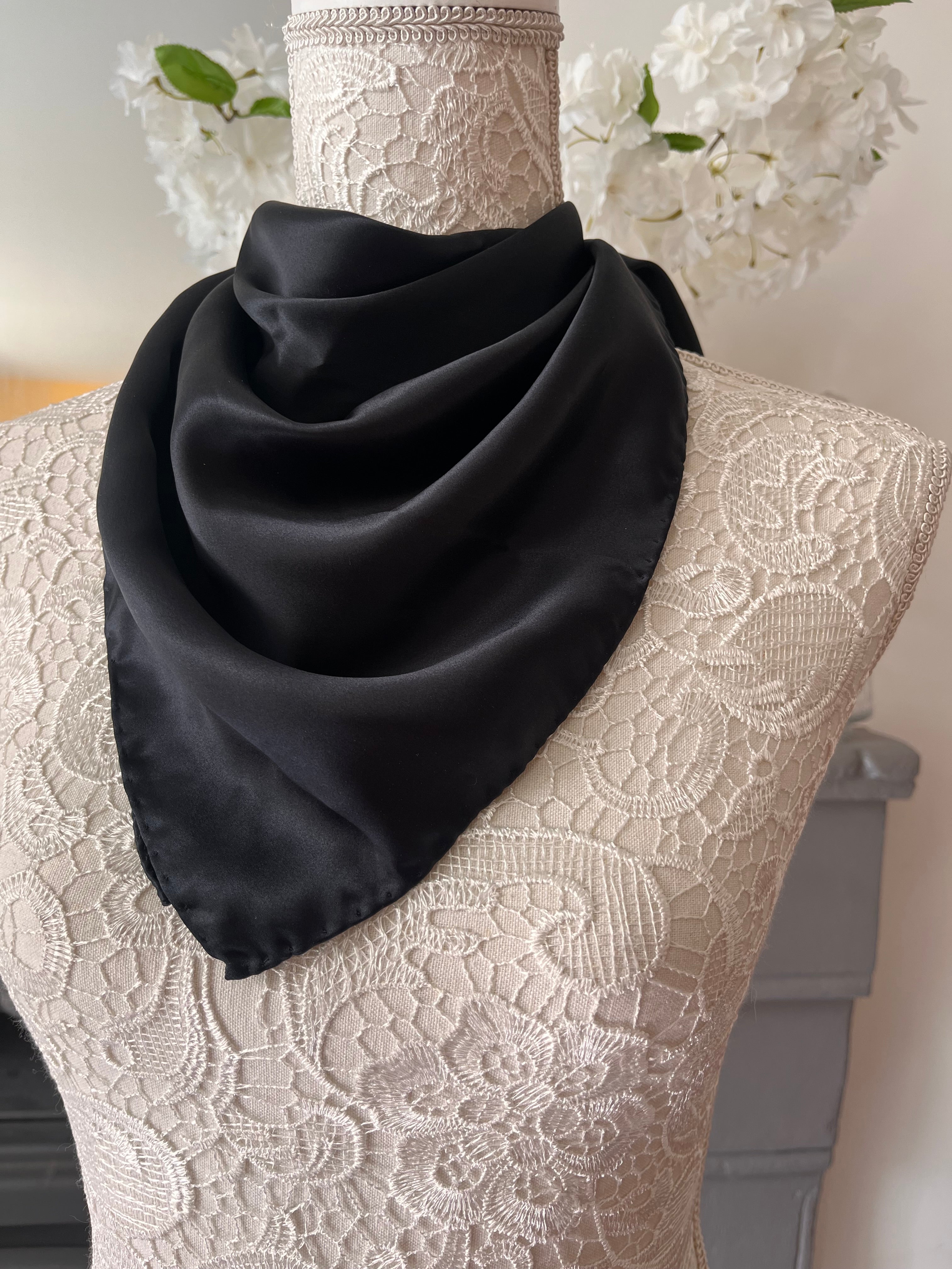 FOULARD 100% SOIE DE MURIER Noir Intemporel